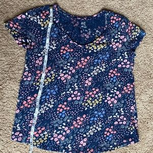 Gap short sleeve floral navy tee